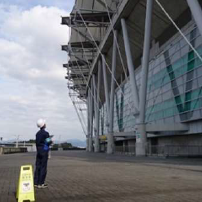 ドローンを使った高所の点検を行います。